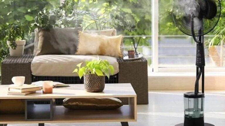 Ventilador con sistema de nebulización en un salón para mejorar el confort térmico y reducir el uso del aire acondicionado.