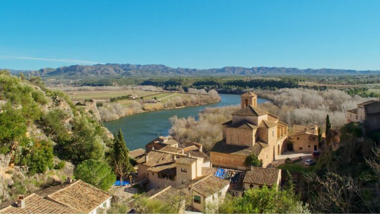 Núcleo rural que ilustra las ayudas contra la despoblación destinadas a vivienda, servicios y oportunidades económicas
