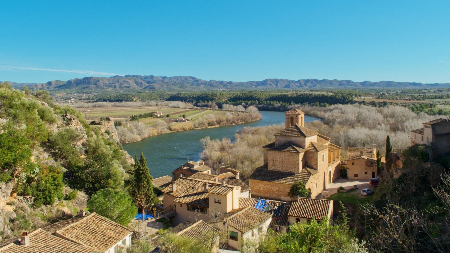 Núcleo rural que ilustra las ayudas contra la despoblación destinadas a vivienda, servicios y oportunidades económicas