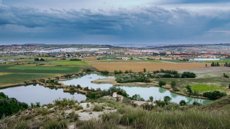 balsas de riego con paredes impermeabilizadas y necesidad de rampas de escape