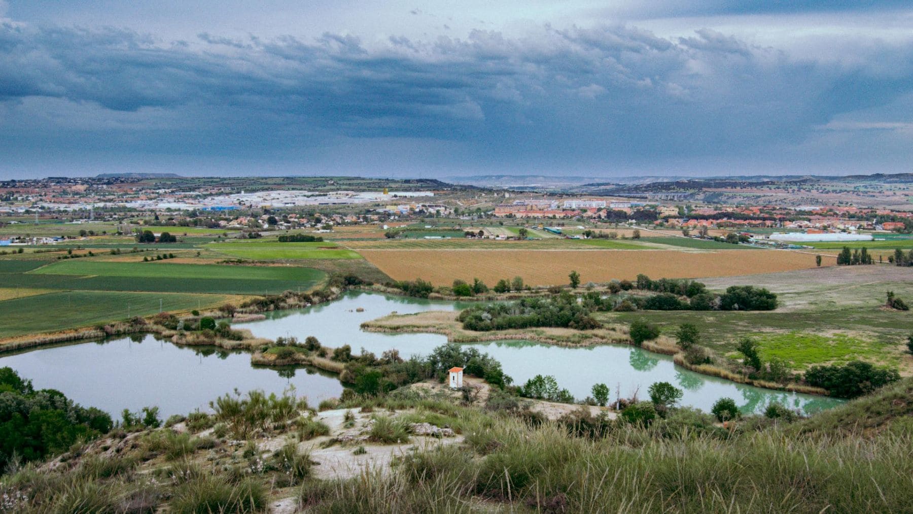balsas de riego con paredes impermeabilizadas y necesidad de rampas de escape