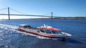 Barcos eléctricos de Lisboa durante una travesía por el río Tajo