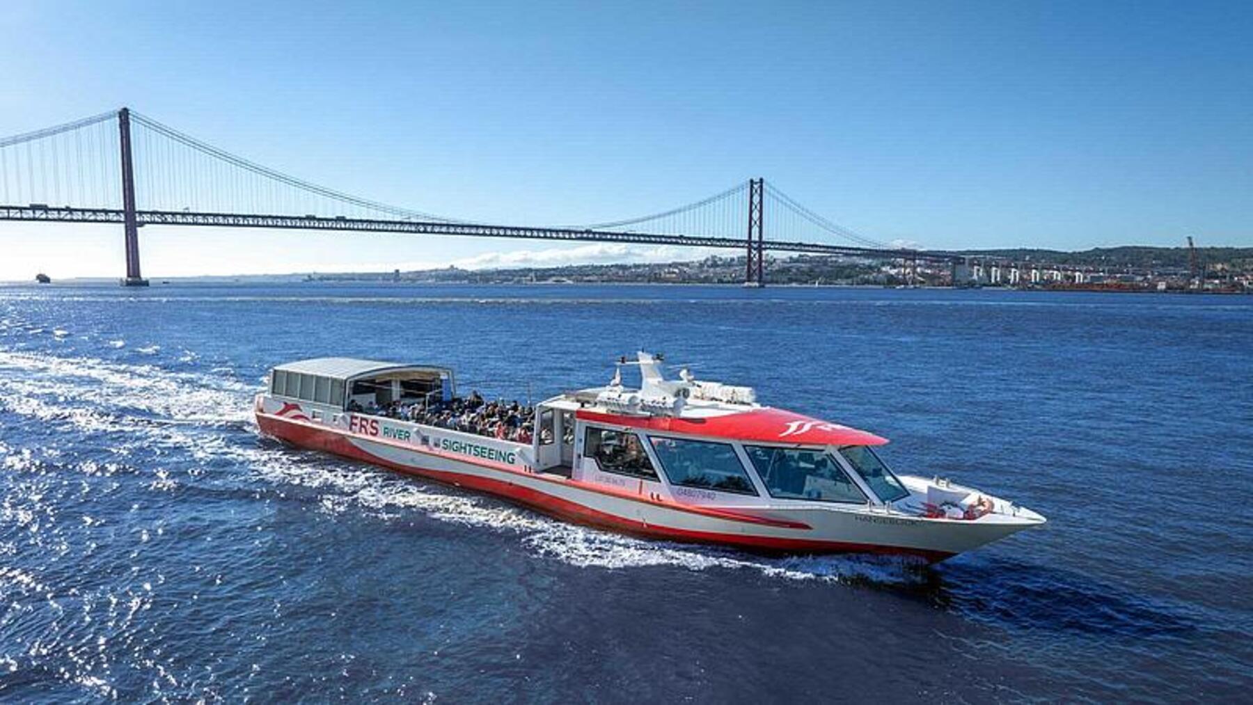 Barcos eléctricos de Lisboa durante una travesía por el río Tajo