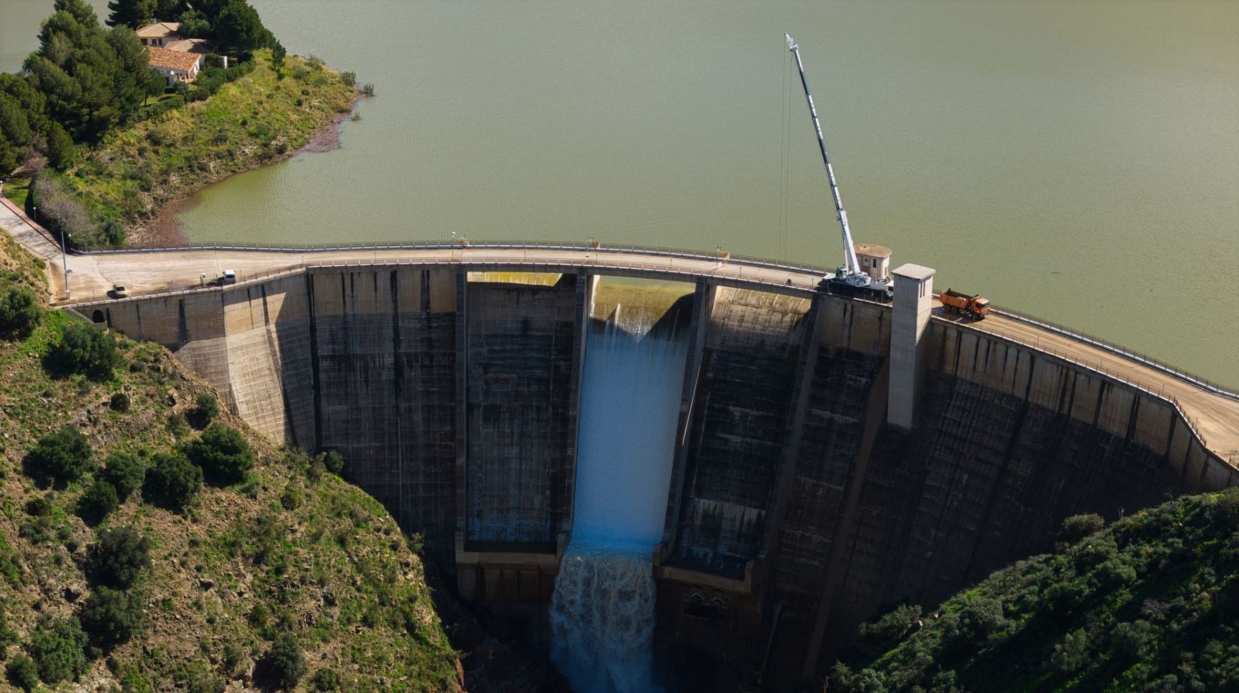 Presa que ilustra el bombeo reversible en España y el almacenamiento de electricidad