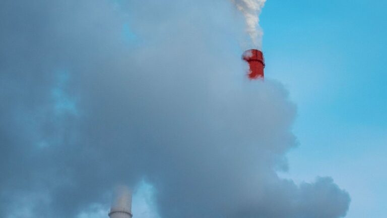 emisiones industriales de una instalación sometida a controles ambientales