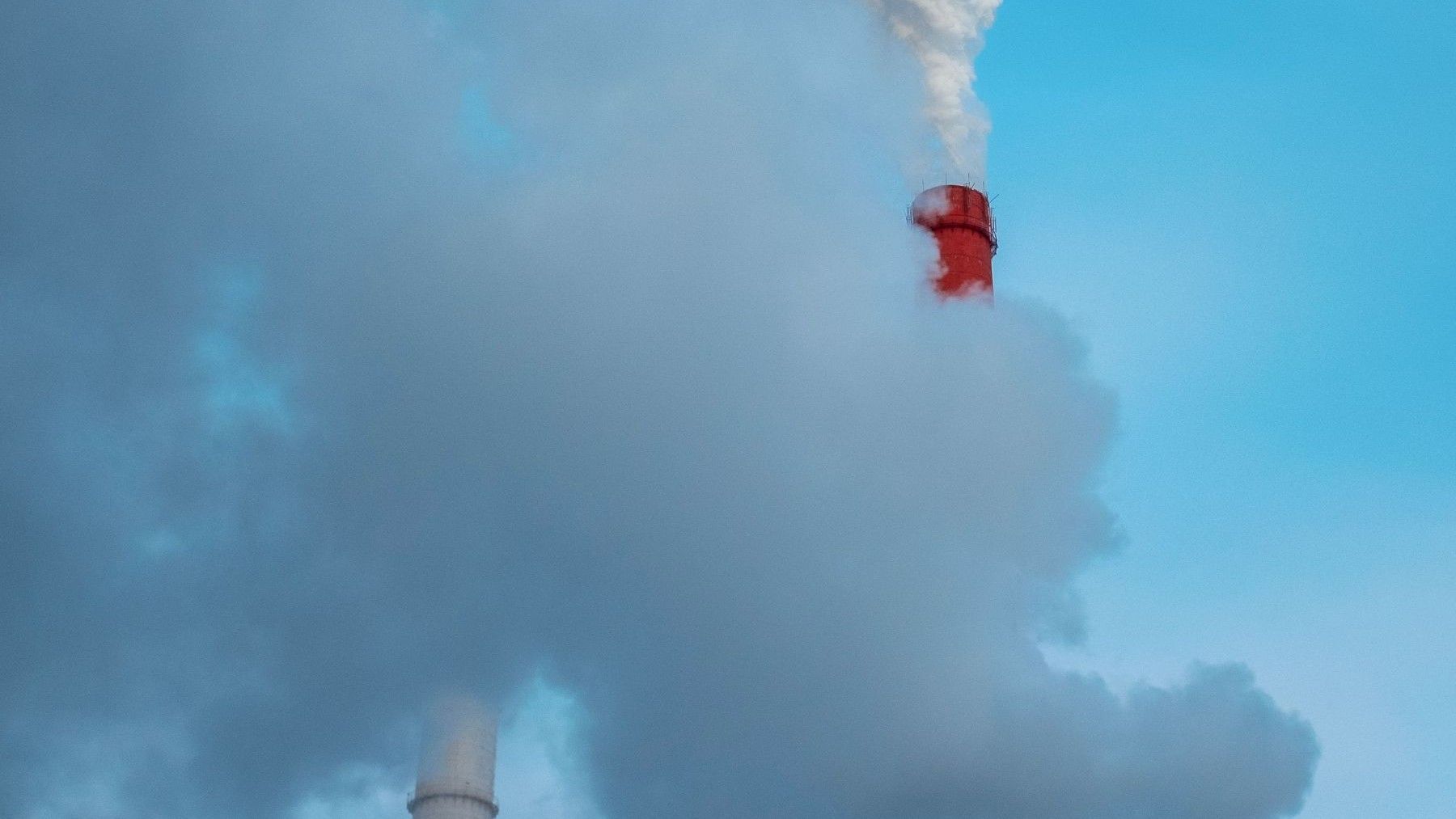 emisiones industriales de una instalación sometida a controles ambientales