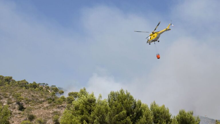 España prolonga hasta el 31 de octubre la campaña de incendios forestales para mantener los dispositivos operativos mientras disminuye el riesgo.