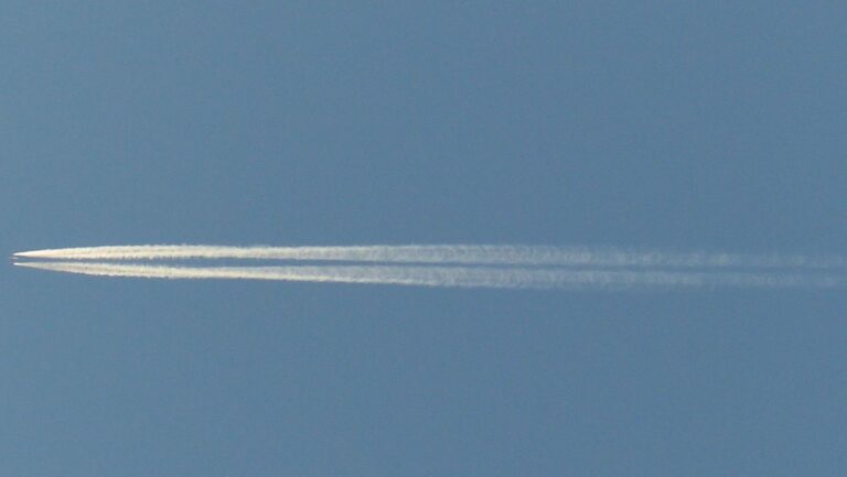 Estelas de condensación de los aviones