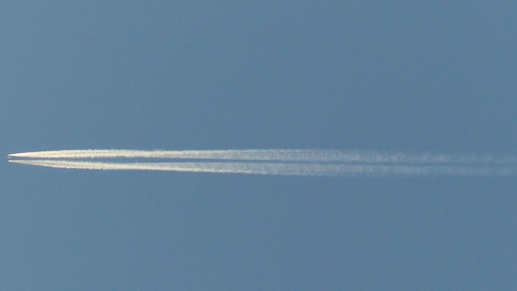 Estelas de condensación de los aviones