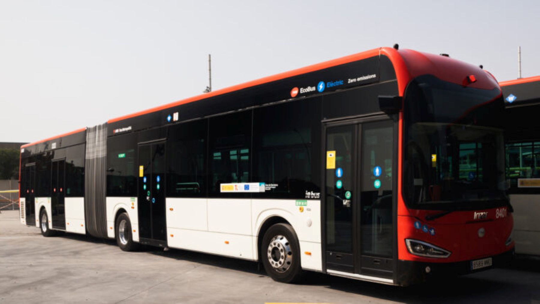 Autobuses eléctricos de TMB en circulación por Barcelona
