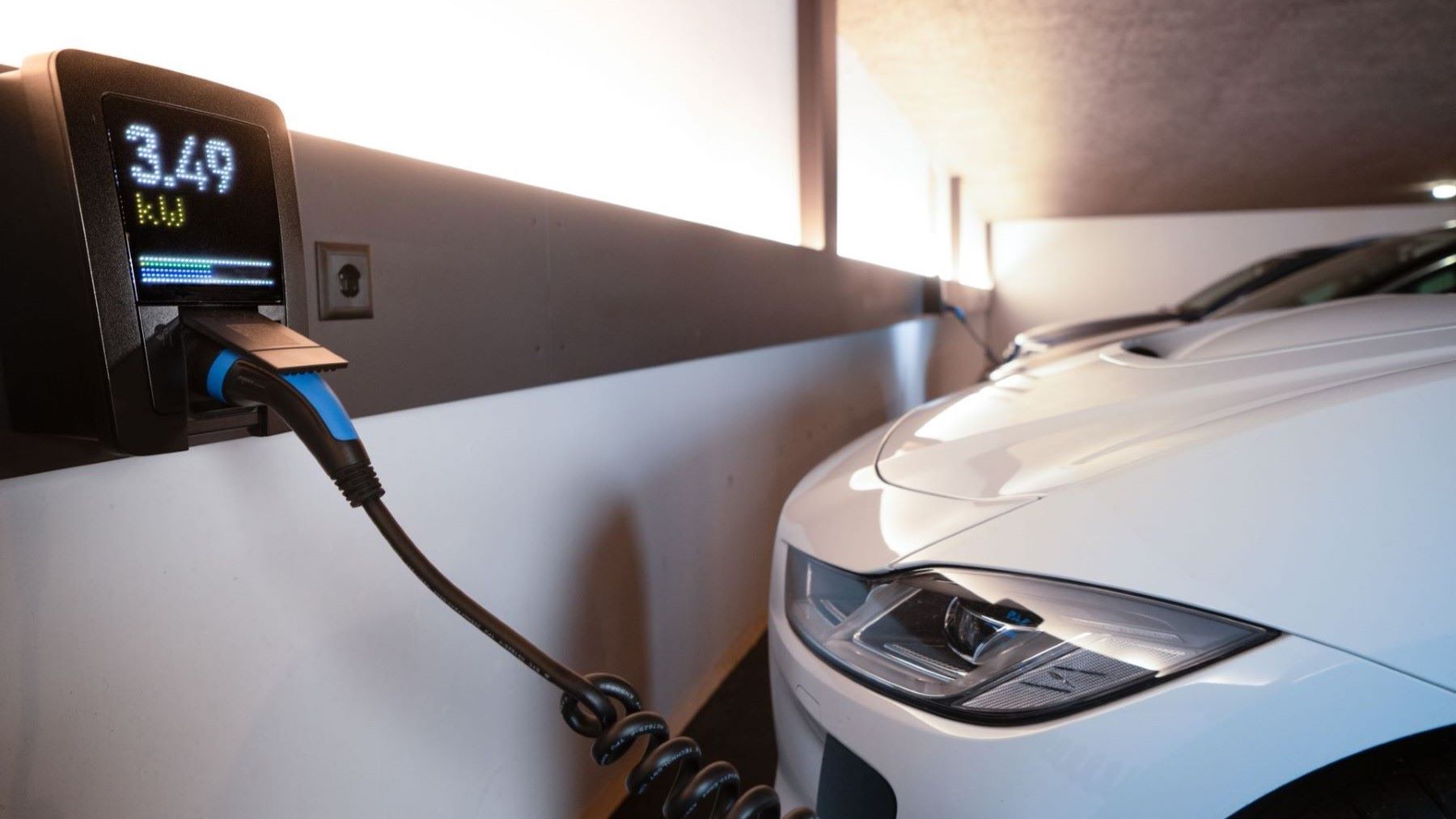 Prohibir coches eléctricos en un aparcamiento abierto al público