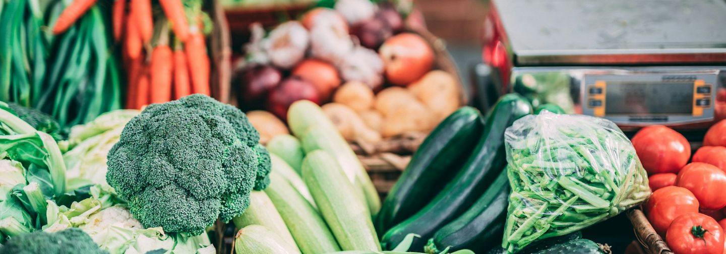 Puesto de verduras frescas en un mercado