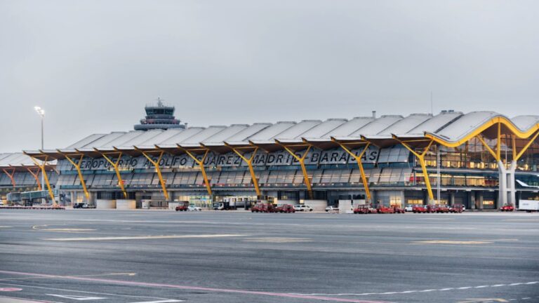 El parque solar del aeropuerto de Barajas cuenta con 215.000 paneles y 120 MW de potencia