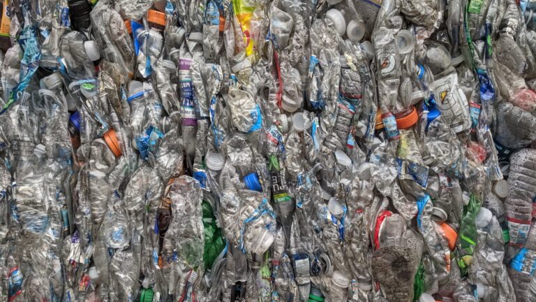 Balas de botellas de plástico PET compactadas en una planta de reciclaje