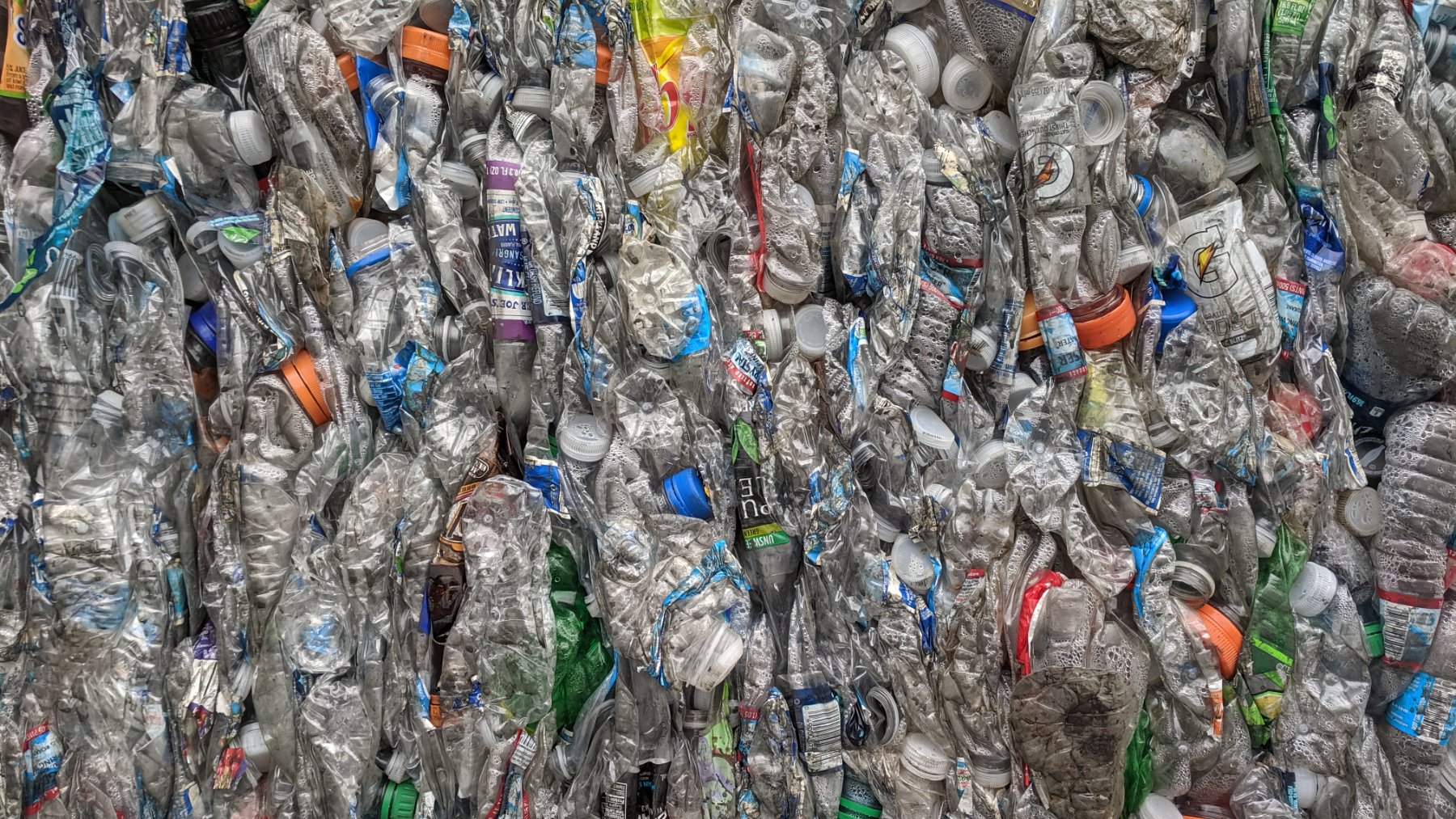 Balas de botellas de plástico PET compactadas en una planta de reciclaje