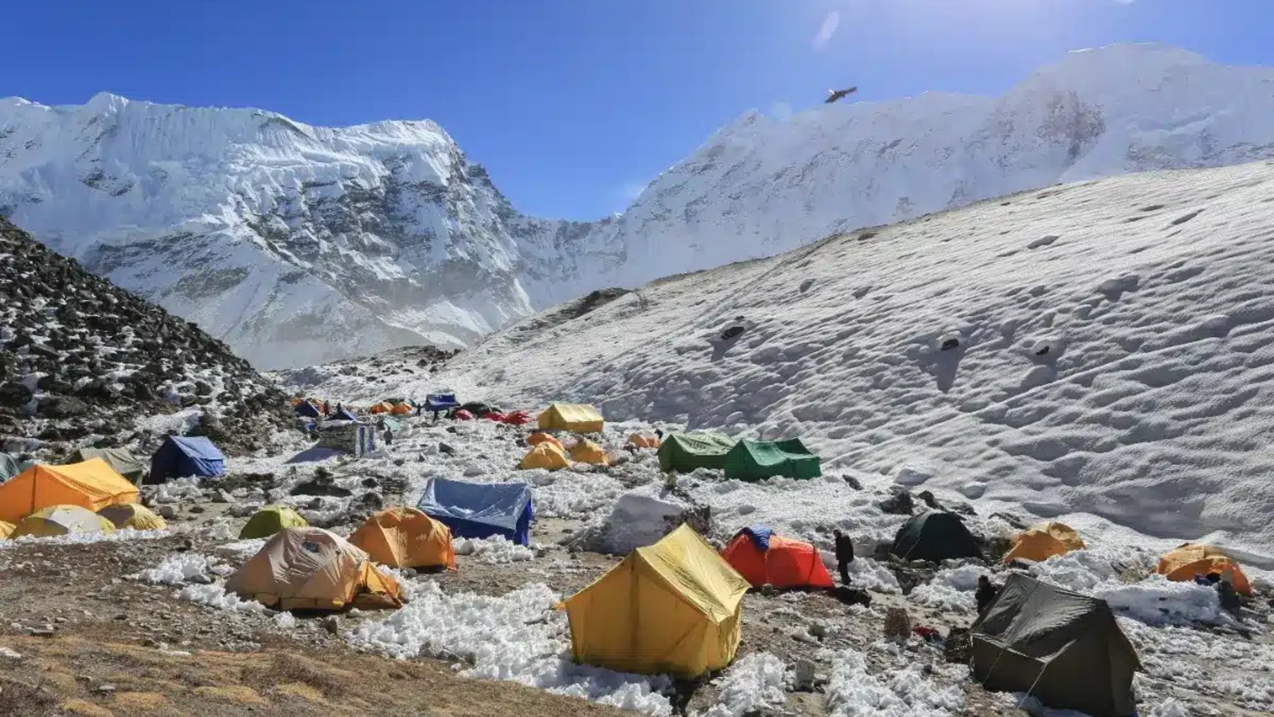 Tiendas y residuos del campamento base del Everest sobre el glaciar Khumbu