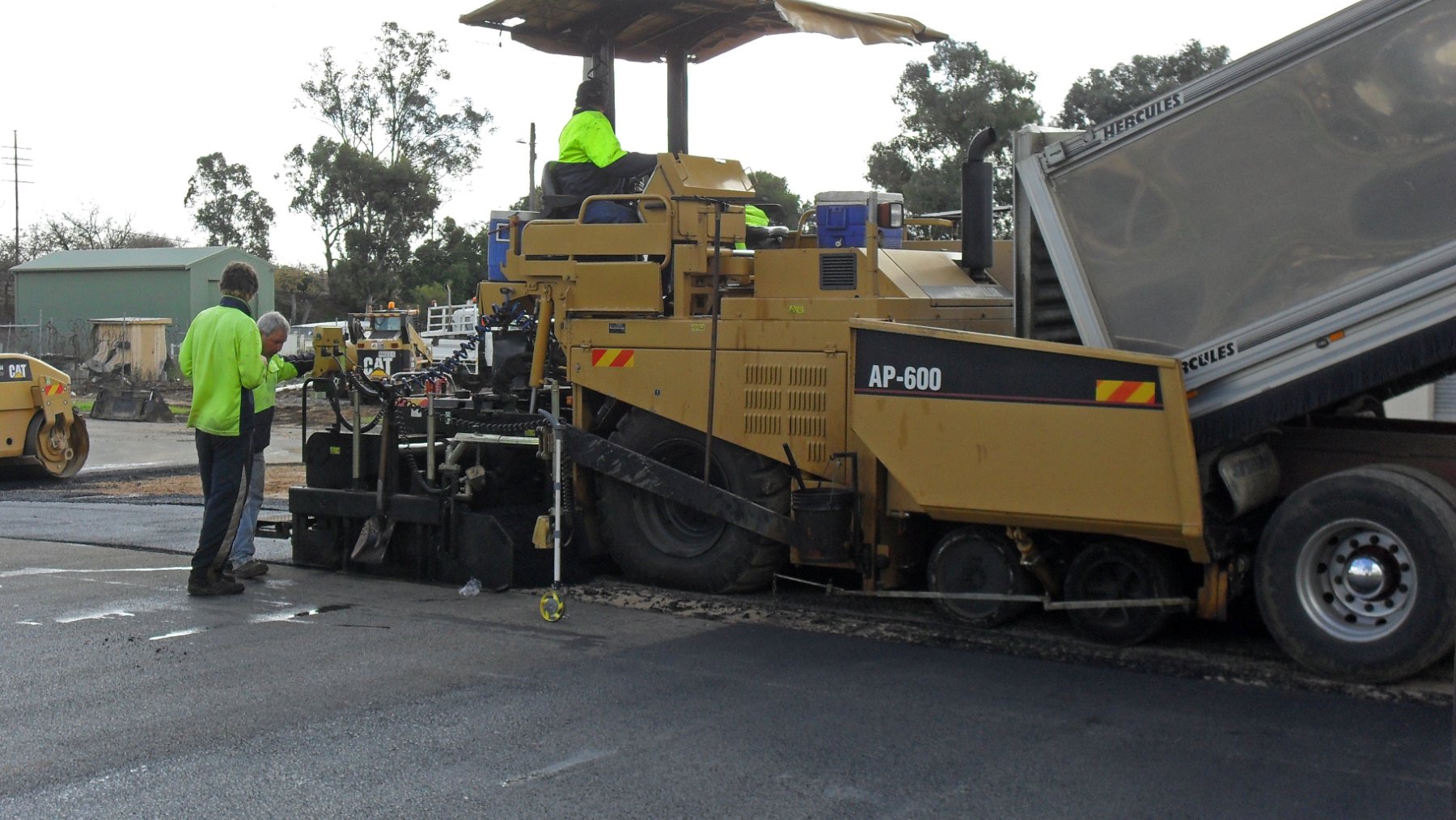 Máquina extendedora aplicando una nueva capa de asfalto durante la repavimentación de una carretera