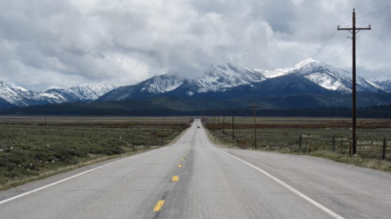 La carretera estatal 75 de Idaho atraviesa un valle con montañas nevadas al fondo