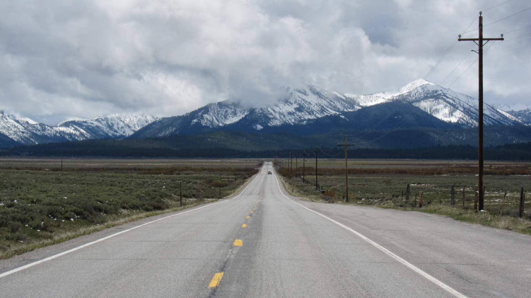 La carretera estatal 75 de Idaho atraviesa un valle con montañas nevadas al fondo