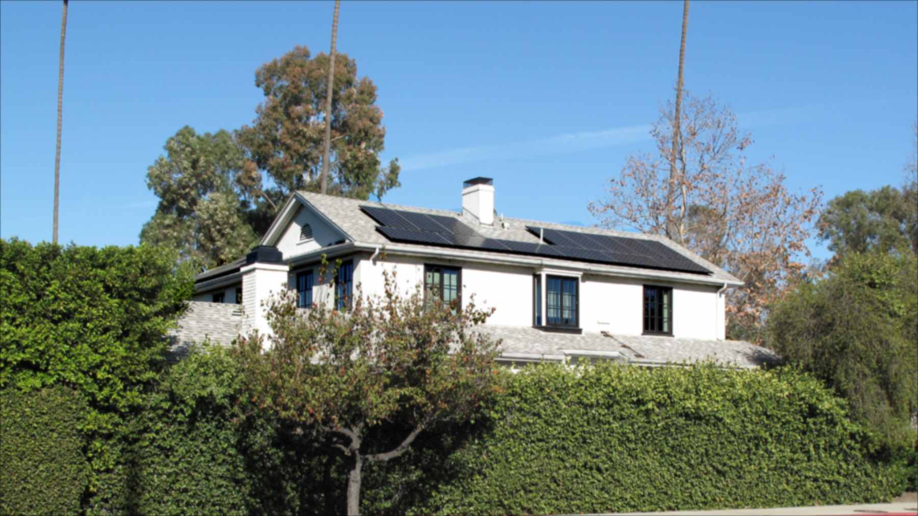 Vivienda unifamiliar con paneles solares en el tejado