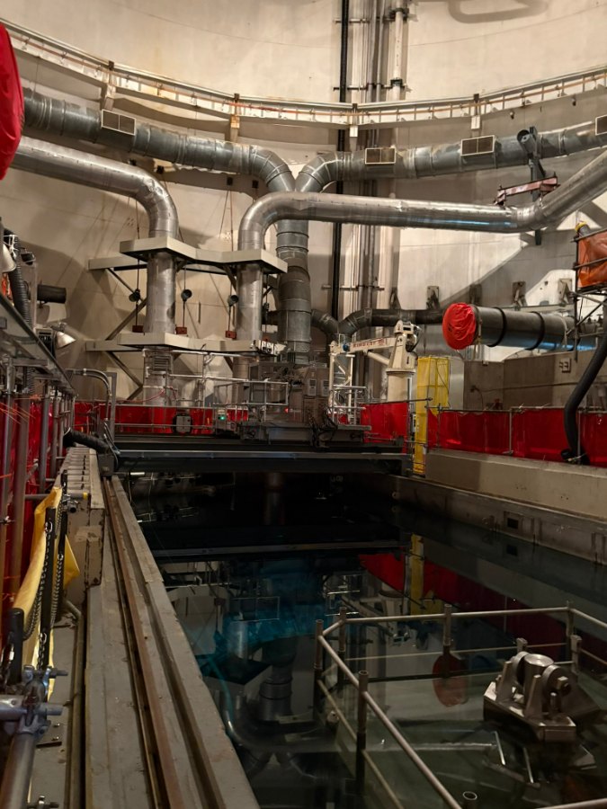 Cavidad del reactor de la central de Palisades con la nueva máquina de manipulación de combustible