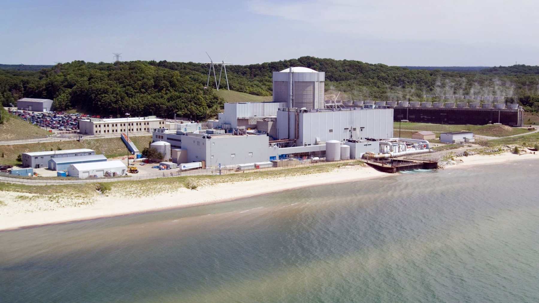 Vista aérea de la central nuclear de Palisades junto al lago Michigan