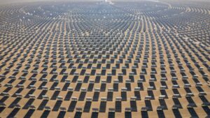 Campo de helióstatos de una central termosolar en una meseta de gran altitud