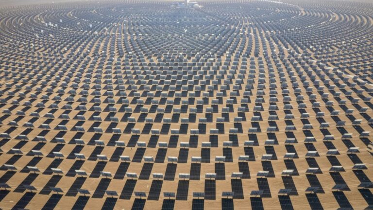 Campo de helióstatos de una central termosolar en una meseta de gran altitud