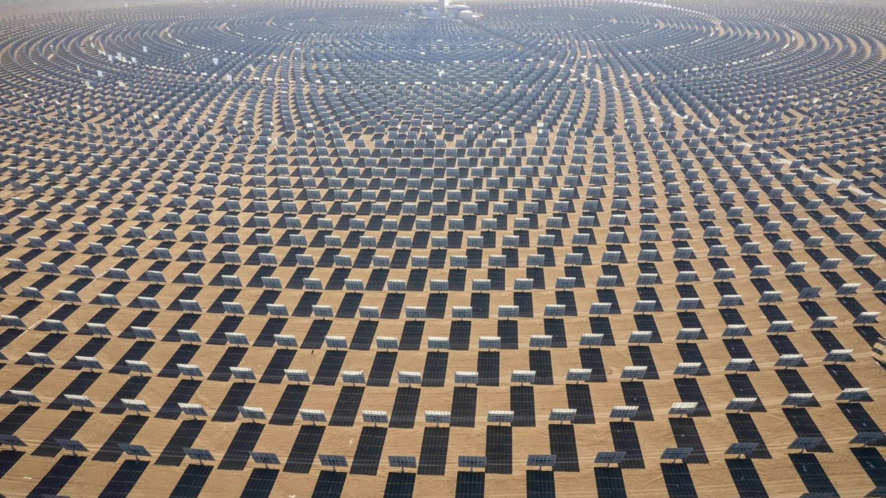 Campo de helióstatos de una central termosolar en una meseta de gran altitud