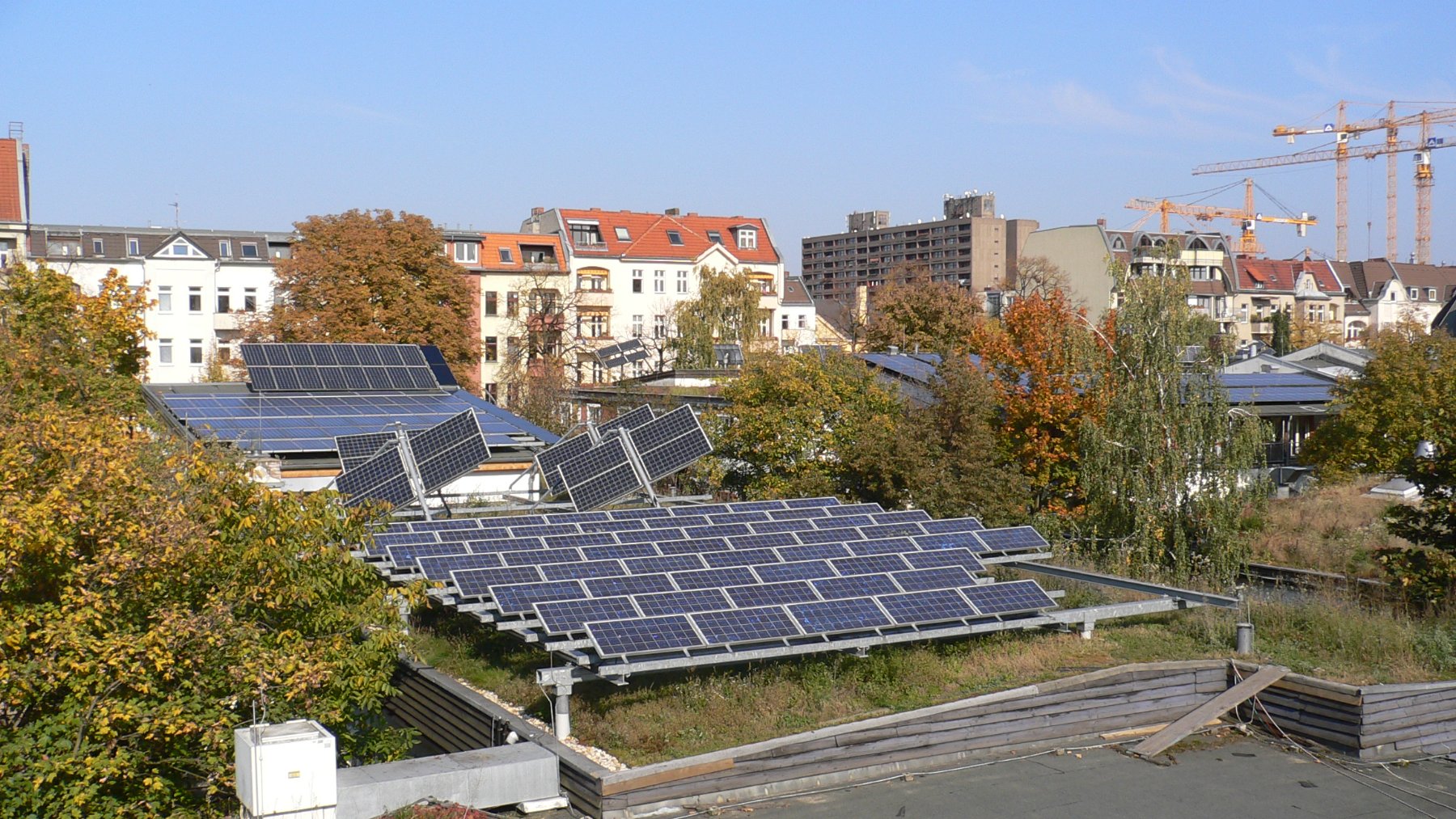 Paneles fotovoltaicos instalados sobre una cubierta vegetal en un edificio de Berlín