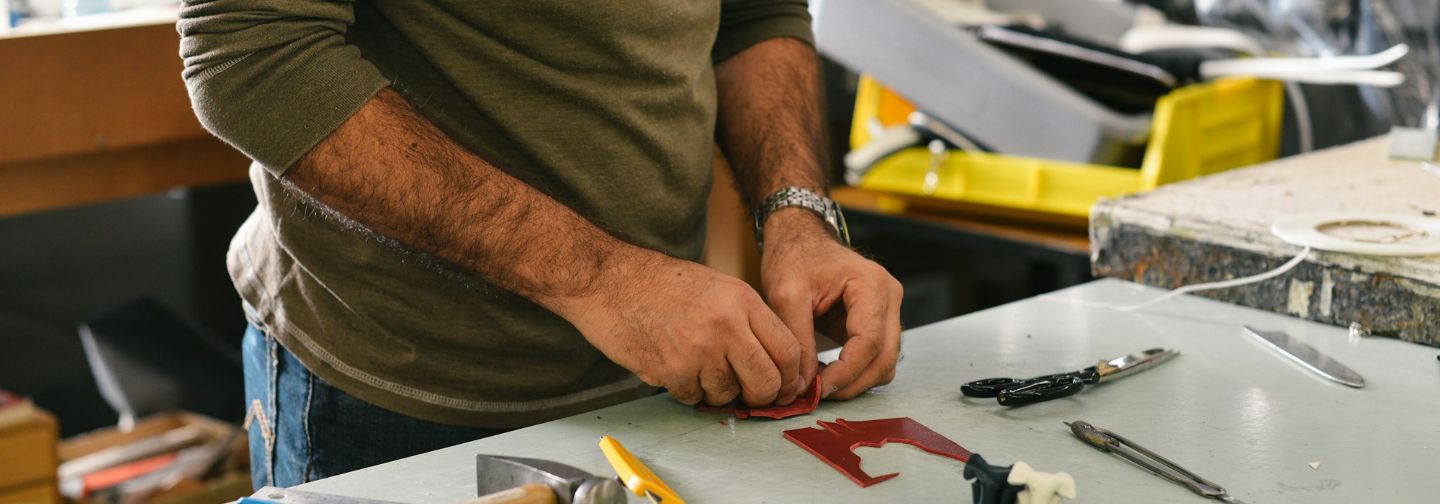 Manos reparando objetos en un taller