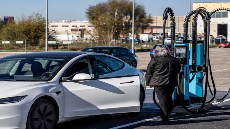 Los coches eléctricos en España multiplican por cinco las matriculaciones de turismos diésel