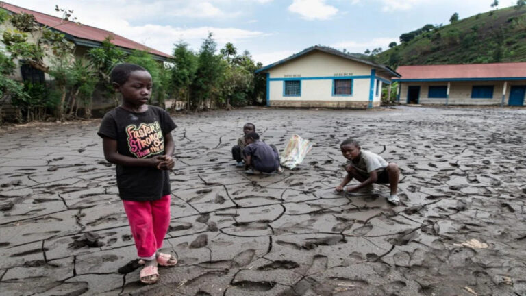 Impacto climático en la educación de estudiantes afectados por inundaciones escolares