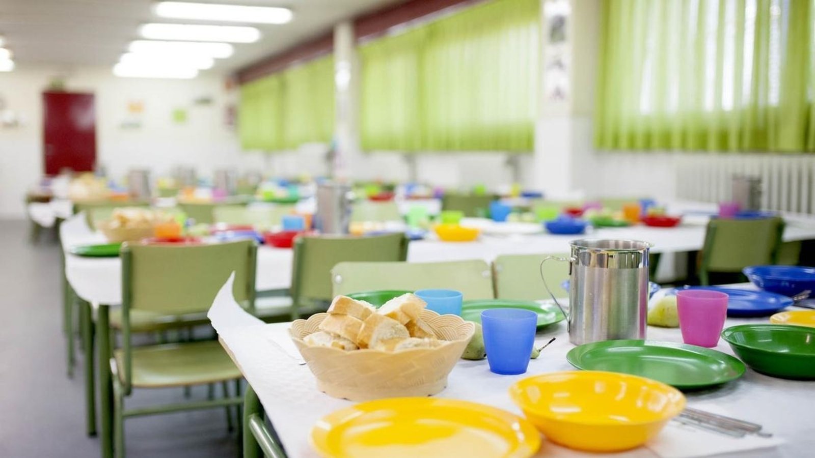 comedores escolares saludables con fruta, verduras, legumbres y alimentos integrales