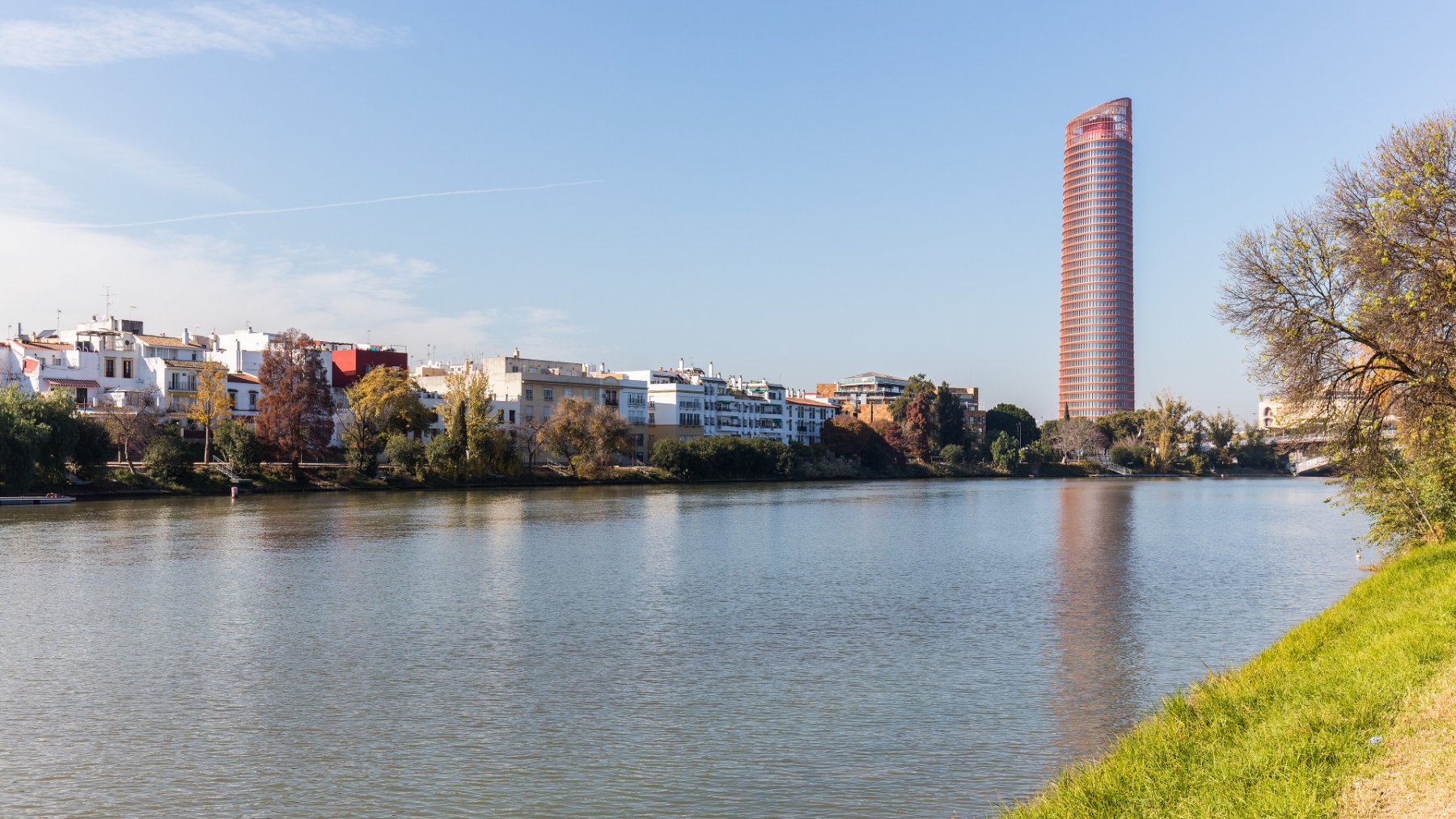 Orilla del río Guadalquivir en Sevilla con la Torre Sevilla al fondo
