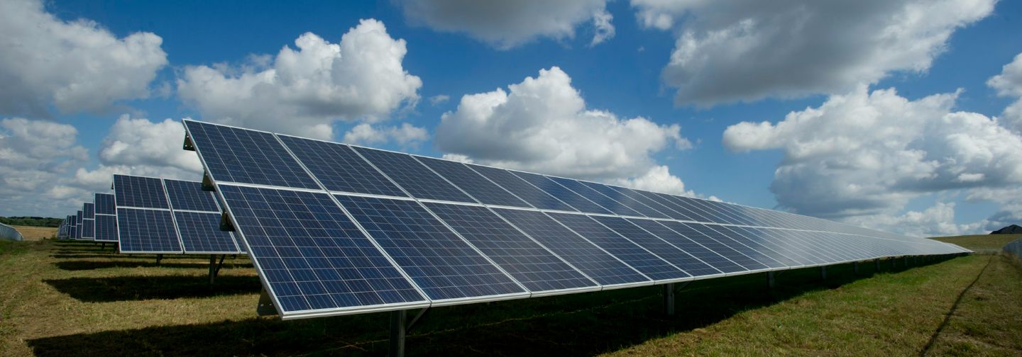 Paneles solares en un campo bajo cielo azul
