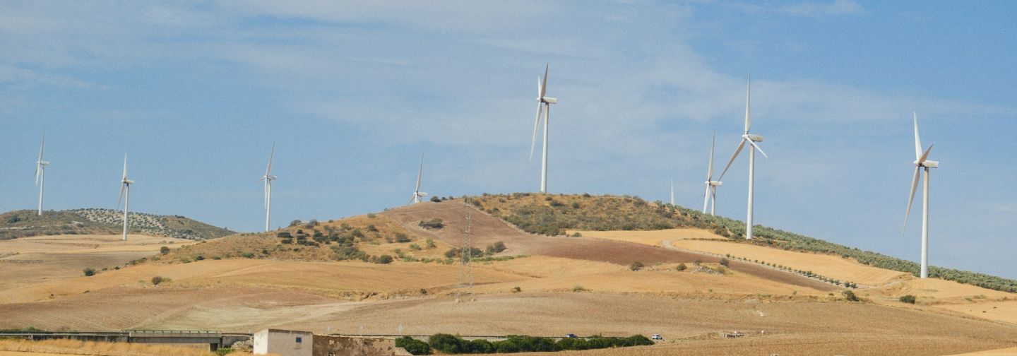 Aerogeneradores sobre colinas secas
