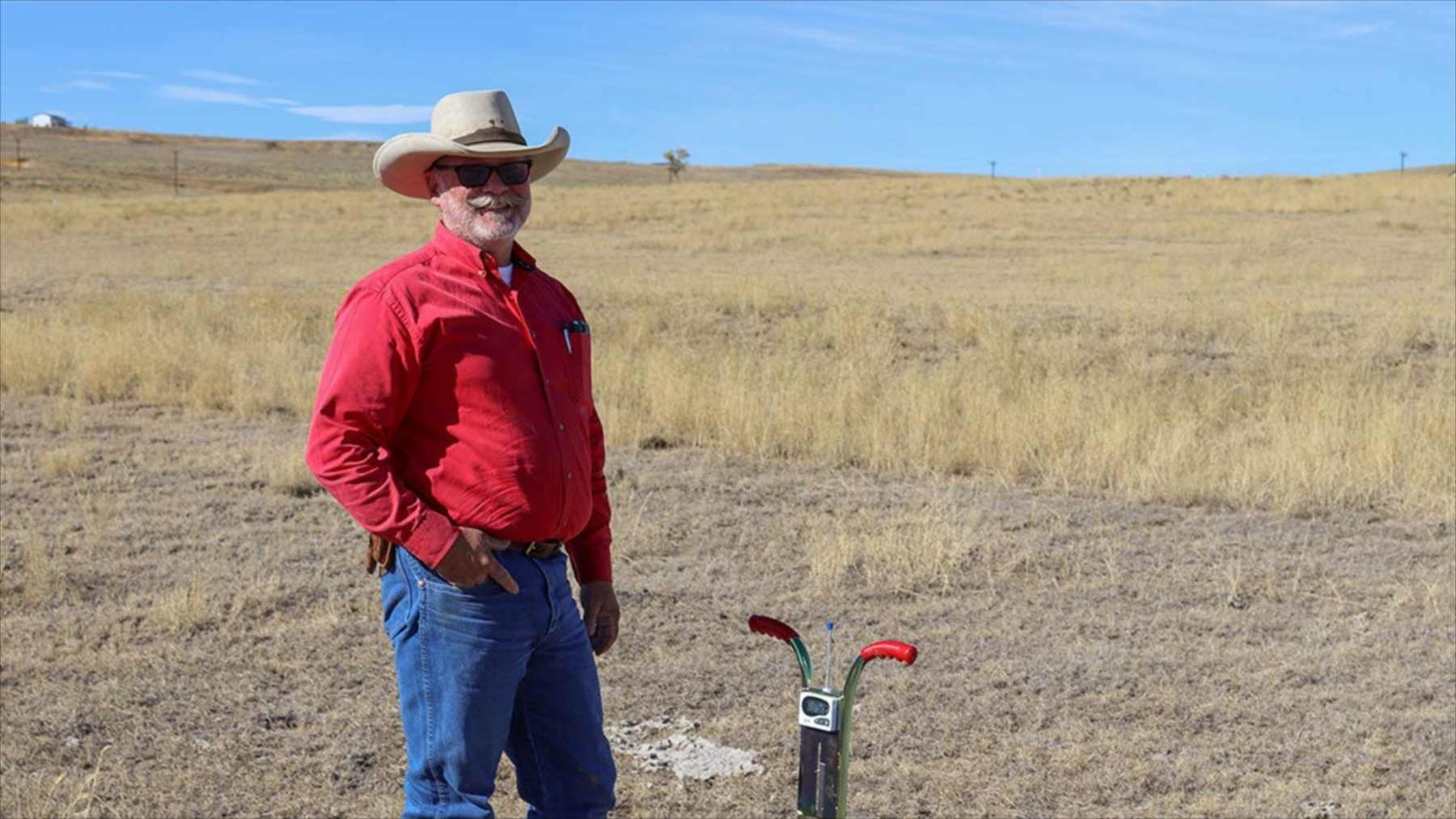 Un ganadero con sombrero de vaquero en un pastizal del rancho Rafter W, en Colorado