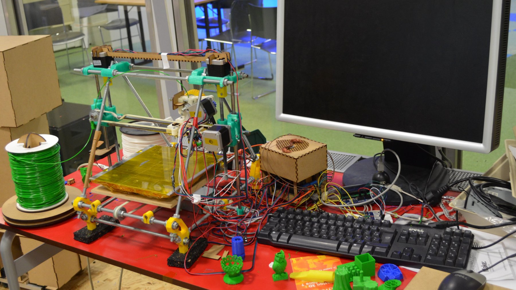 Impresora 3D fabricando piezas de plástico de colores