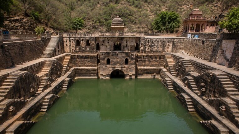 Antiguo pozo escalonado de India utilizado para almacenar agua y favorecer la recarga subterránea