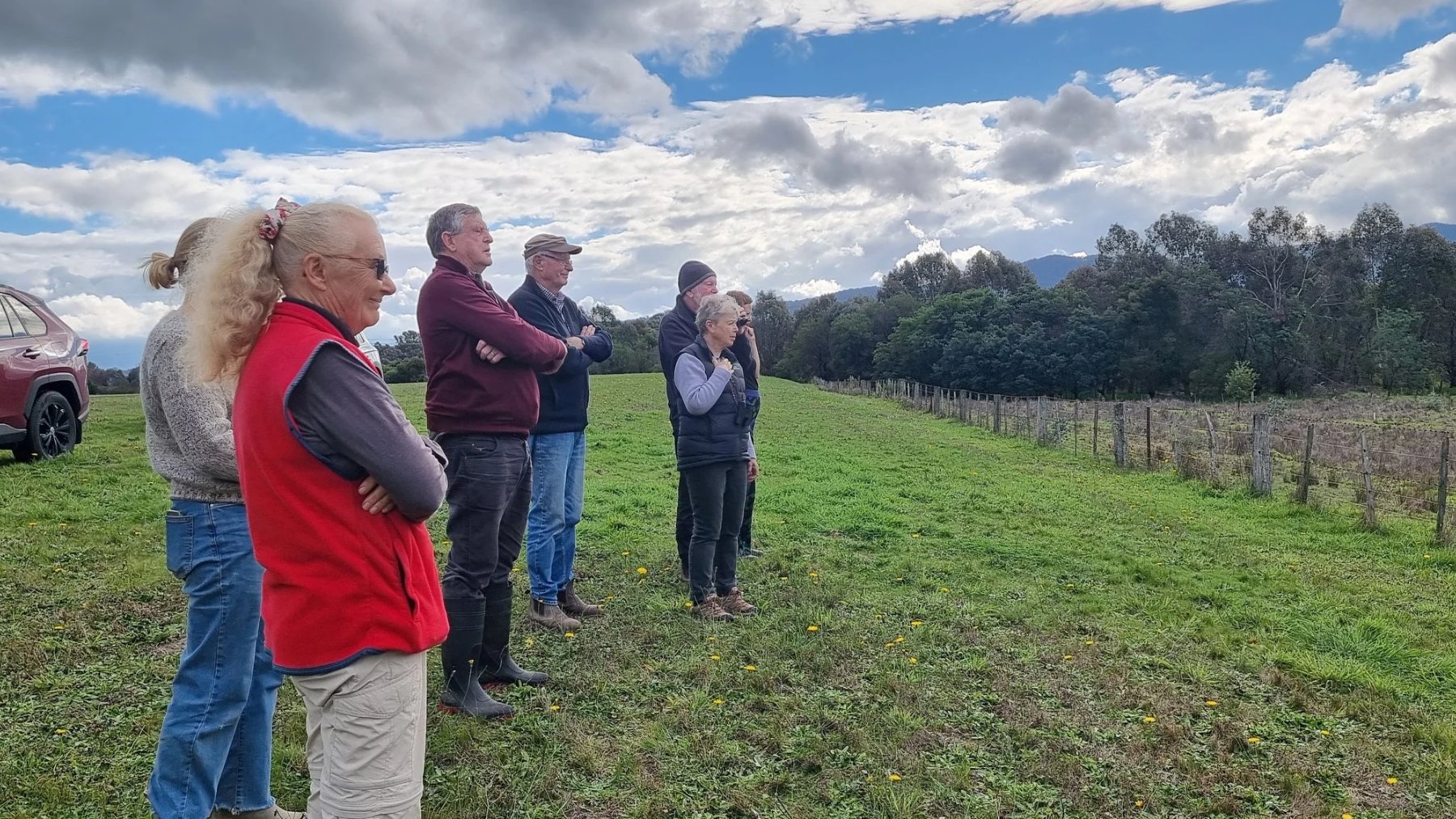 Visitantes recorren la finca Karlindy revegetada en Victoria, Australia