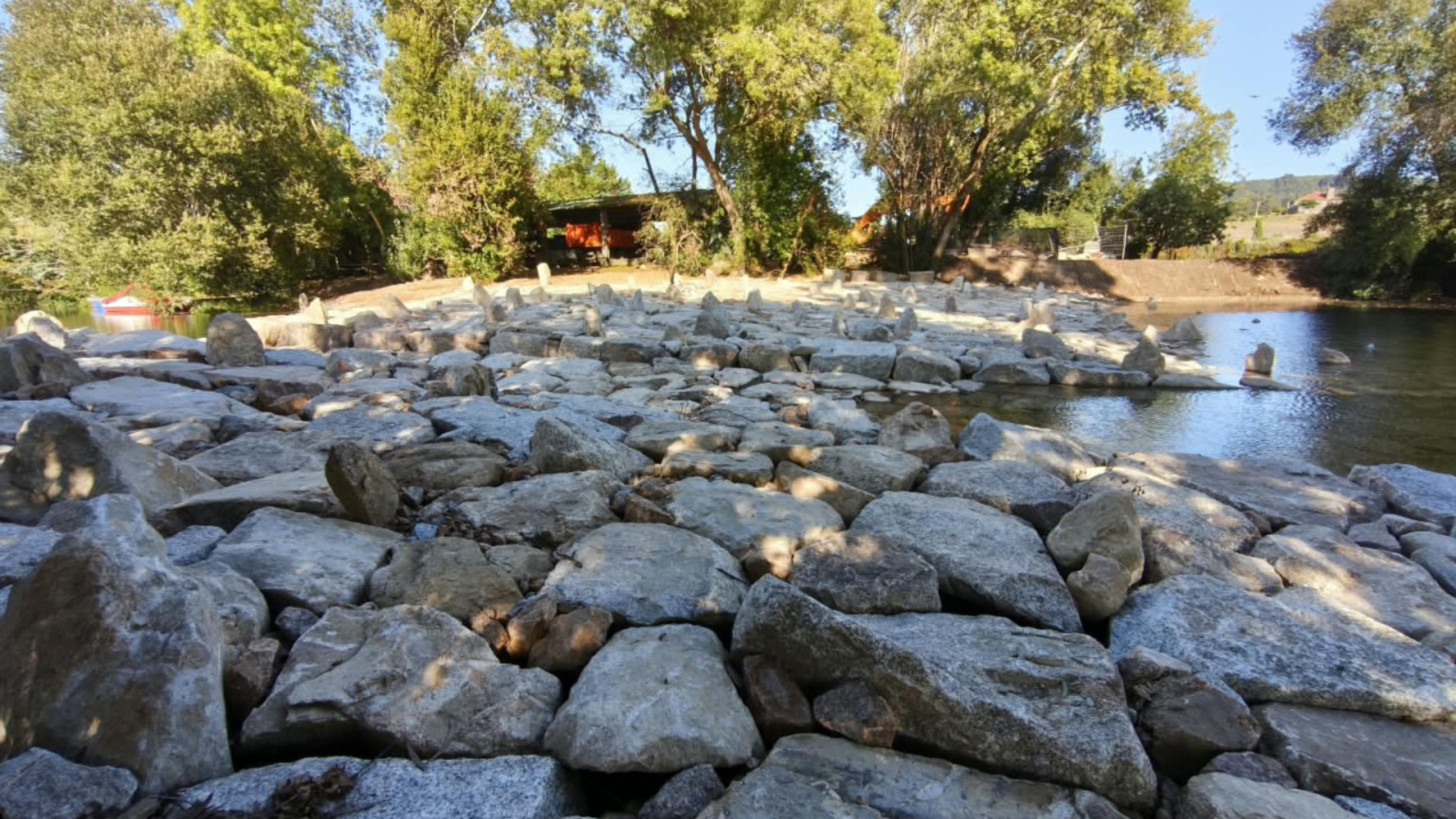 represa del río Umia durante la protesta celebrada en Ribadumia