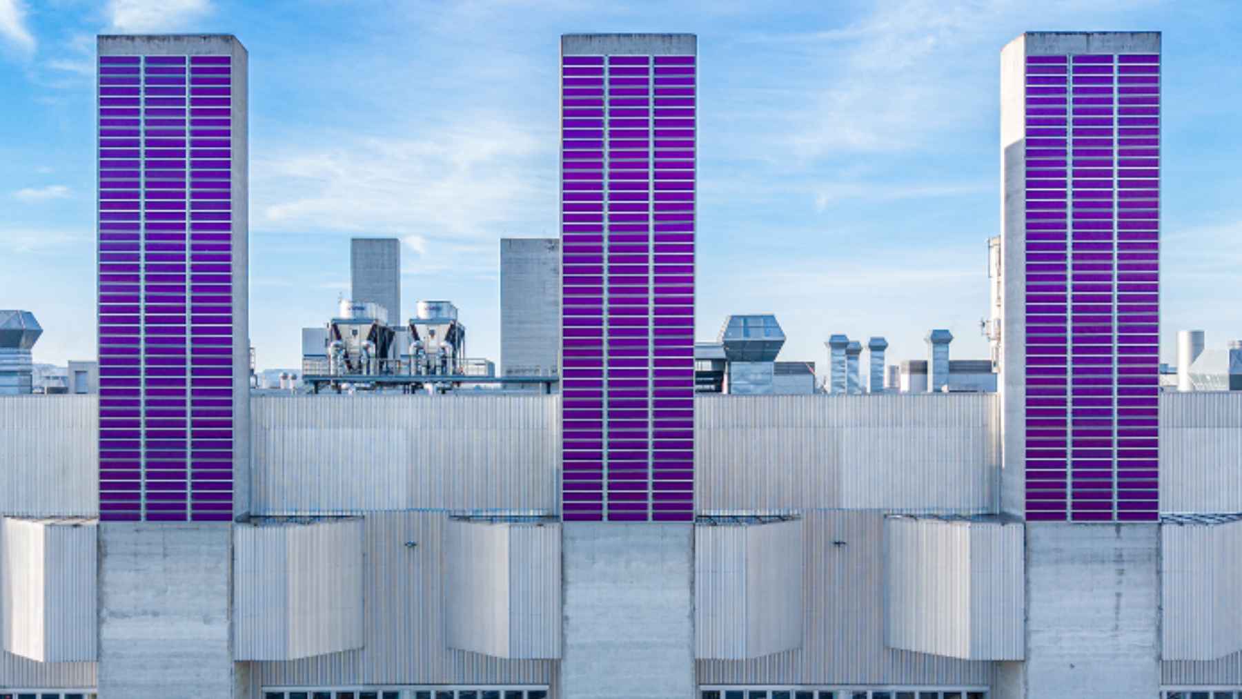 Láminas fotovoltaicas HeliaSol instaladas en torres de una fábrica