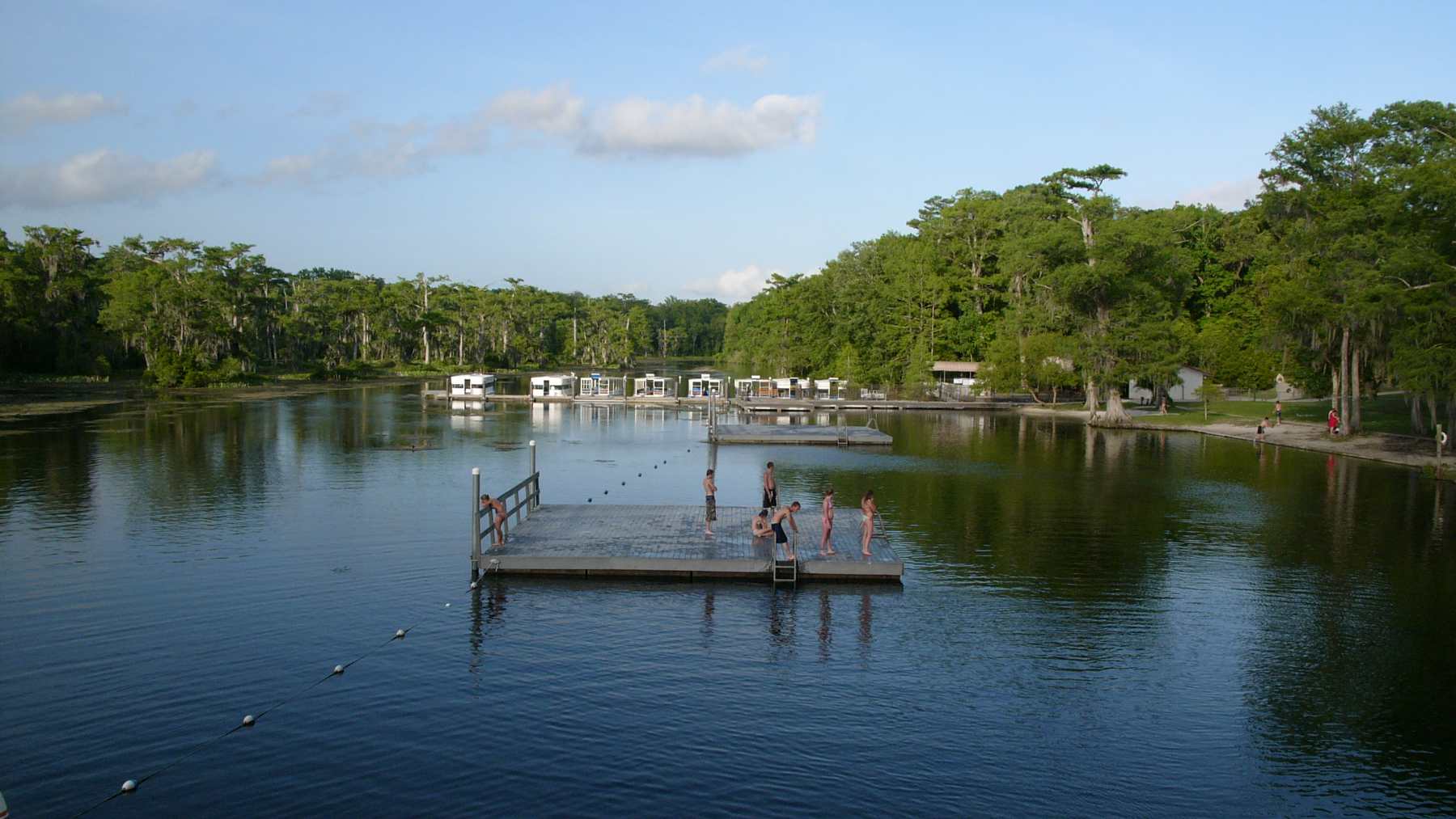 El manantial de Wakulla, en Florida, con un embarcadero y bosque alrededor