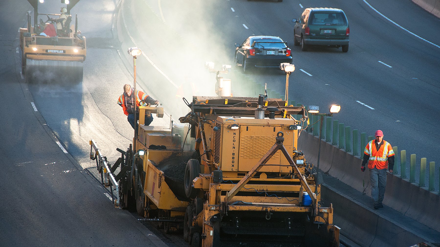 Maquinaria extendiendo asfalto en una autopista