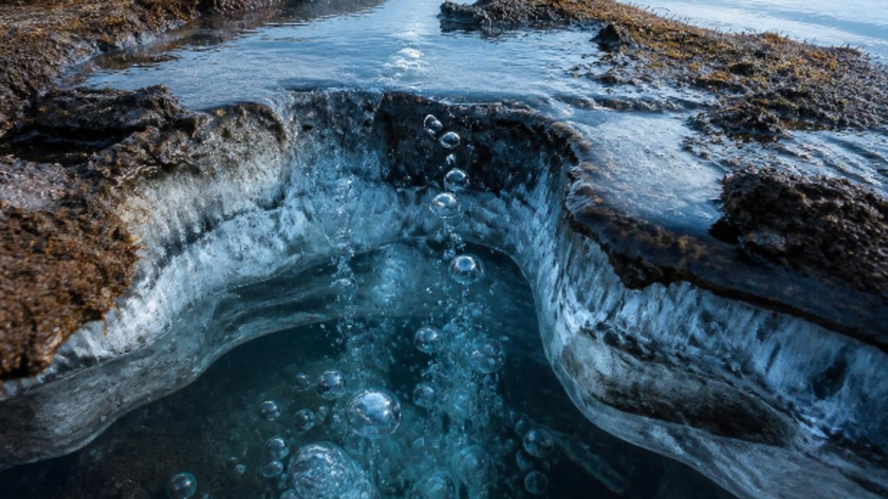 Hielo y permafrost fundiéndose con agua y burbujas
