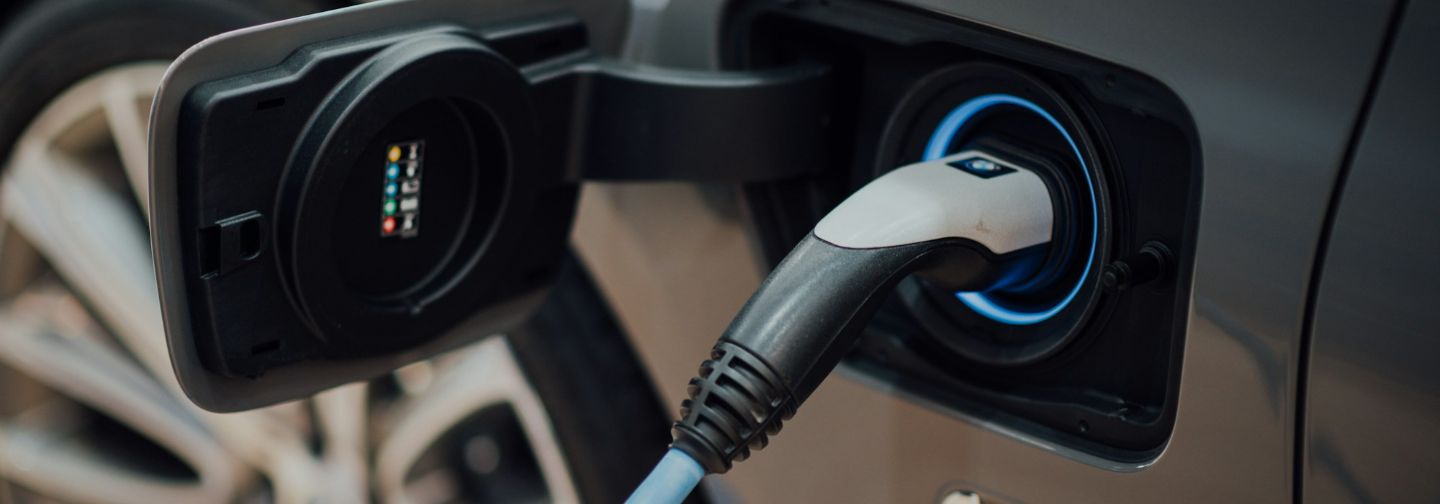 Coche eléctrico cargando en un punto de recarga