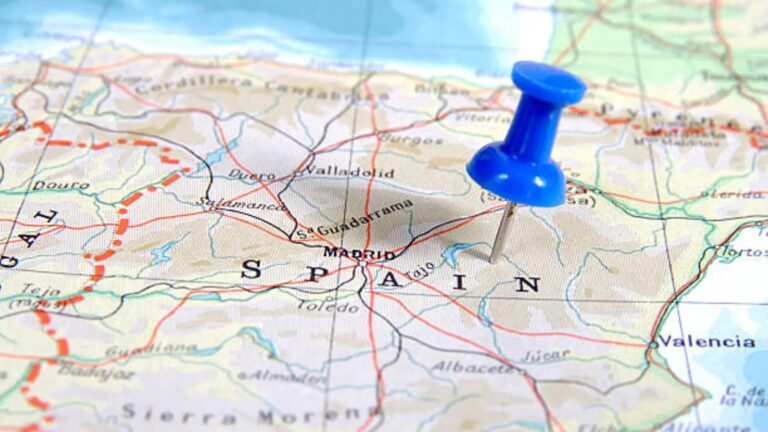 Mapa de España con una chincheta azul clavada sobre el centro peninsular