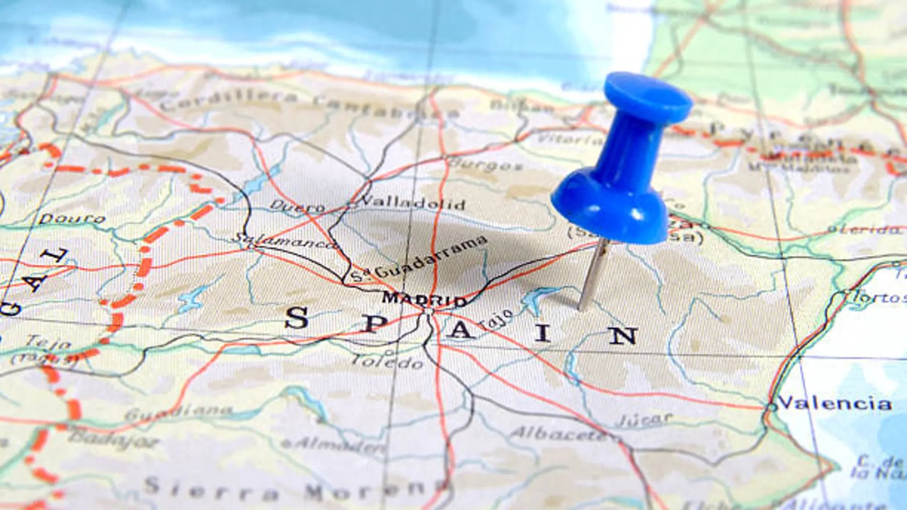 Mapa de España con una chincheta azul clavada sobre el centro peninsular