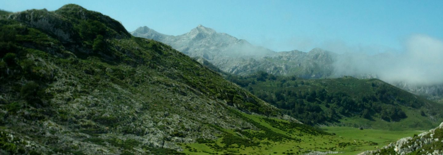 Lago de montaña rodeado de picos en el norte de España
